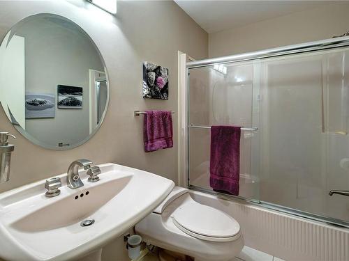 8152 Woodwyn Terr, Central Saanich, BC - Indoor Photo Showing Bathroom