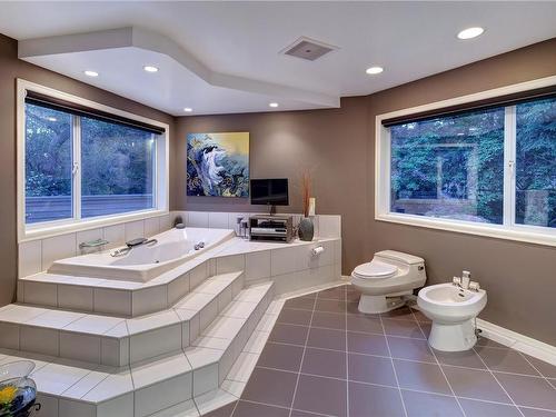 8152 Woodwyn Terr, Central Saanich, BC - Indoor Photo Showing Bathroom