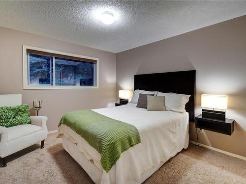 8152 Woodwyn Terr, Central Saanich, BC - Indoor Photo Showing Bedroom