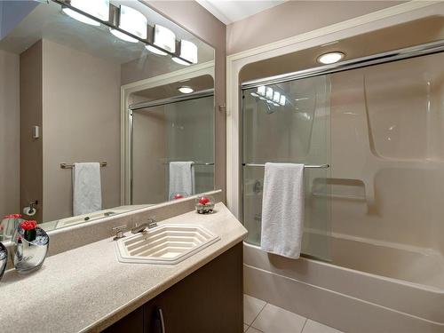 8152 Woodwyn Terr, Central Saanich, BC - Indoor Photo Showing Bathroom