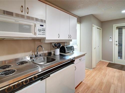 8152 Woodwyn Terr, Central Saanich, BC - Indoor Photo Showing Kitchen