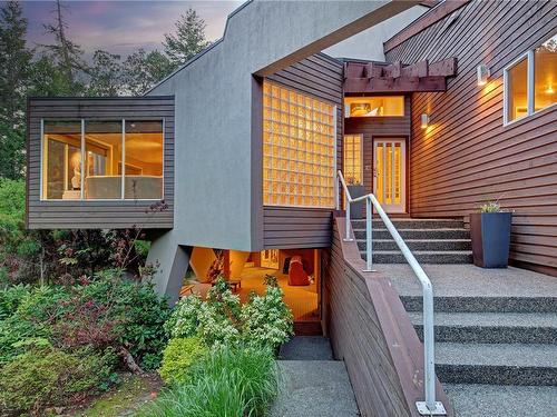8152 Woodwyn Terr, Central Saanich, BC - Outdoor With Exterior
