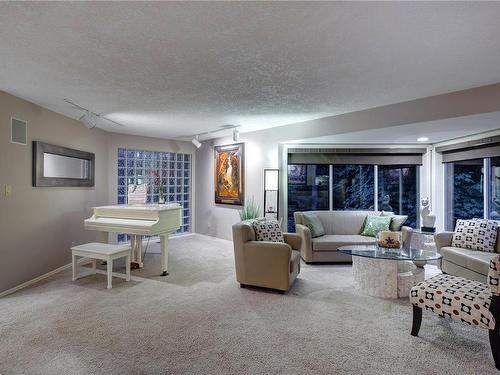 8152 Woodwyn Terr, Central Saanich, BC - Indoor Photo Showing Living Room