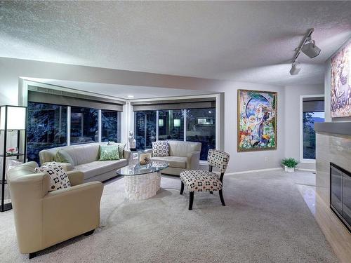 8152 Woodwyn Terr, Central Saanich, BC - Indoor Photo Showing Living Room With Fireplace