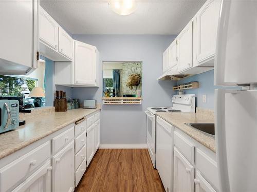 312-2059 Kaltasin Rd, Sooke, BC - Indoor Photo Showing Kitchen