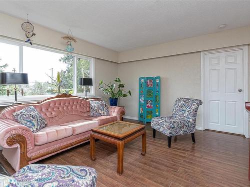 6550 Throup Rd, Sooke, BC - Indoor Photo Showing Living Room