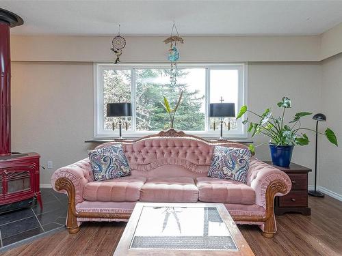 6550 Throup Rd, Sooke, BC - Indoor Photo Showing Living Room