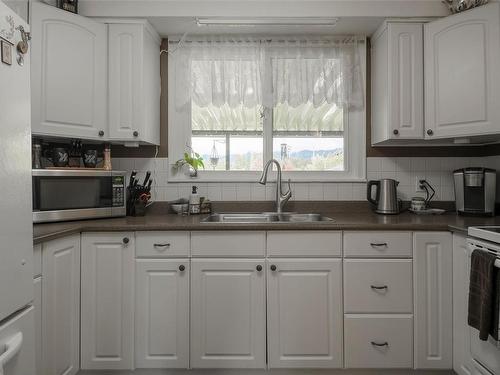 4297 Princess Rd, Port Alberni, BC - Indoor Photo Showing Kitchen With Double Sink