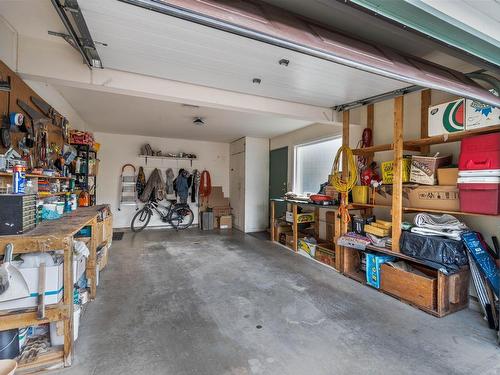 865 Invermere Crt, Kamloops, BC - Indoor Photo Showing Garage