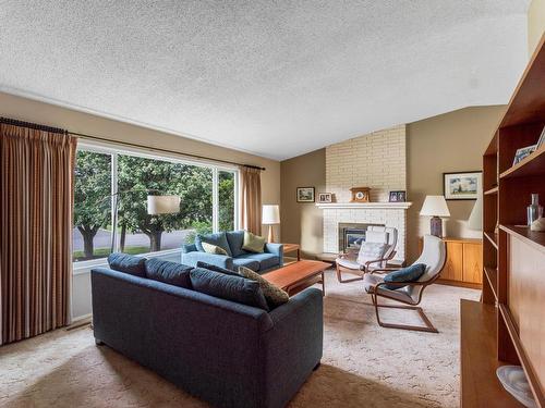 865 Invermere Crt, Kamloops, BC - Indoor Photo Showing Living Room With Fireplace