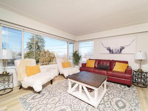 1515 Robinson Cres, Kamloops, BC - Indoor Photo Showing Living Room