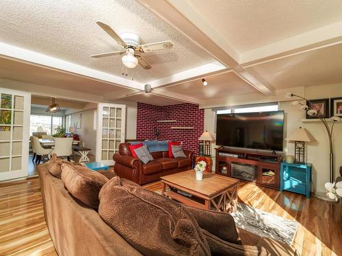 1515 Robinson Cres, Kamloops, BC - Indoor Photo Showing Living Room