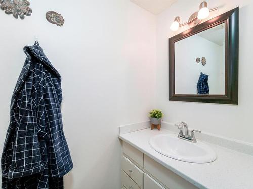 1515 Robinson Cres, Kamloops, BC - Indoor Photo Showing Bathroom