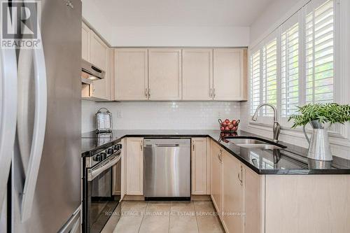 2206 Birchleaf Lane, Burlington, ON - Indoor Photo Showing Kitchen With Stainless Steel Kitchen With Upgraded Kitchen