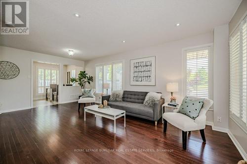 2206 Birchleaf Lane, Burlington, ON - Indoor Photo Showing Living Room