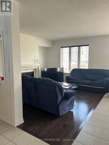 131 Mcgahey Street, New Tecumseth, ON - Indoor Photo Showing Living Room