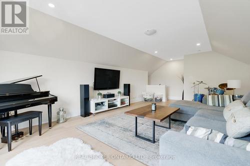 877 Pine Avenue, Innisfil, ON - Indoor Photo Showing Living Room