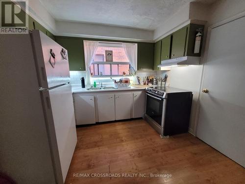 Main - 124 Major Mackenzie Drive E, Richmond Hill, ON - Indoor Photo Showing Kitchen With Double Sink