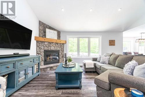 37 O'Donnell Court, Penetanguishene, ON - Indoor Photo Showing Living Room With Fireplace