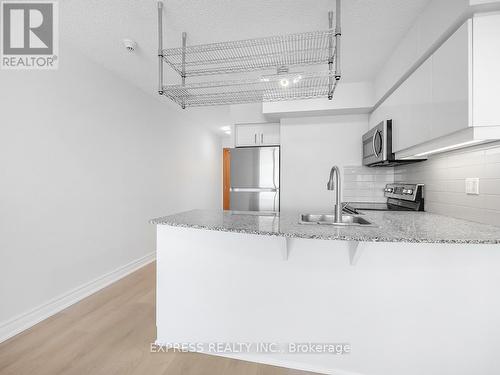 1900 - 33 Sheppard Avenue E, Toronto, ON - Indoor Photo Showing Kitchen With Upgraded Kitchen