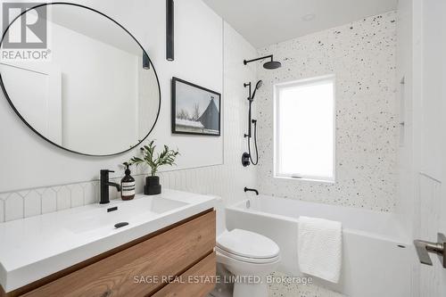 245 Linsmore Crescent, Toronto, ON - Indoor Photo Showing Bathroom