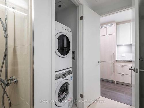 301-115 Blue Jays Way, Toronto, ON - Indoor Photo Showing Laundry Room