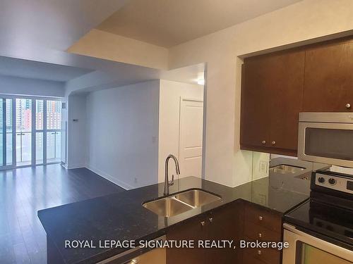 1105-50 Absolute Ave, Mississauga, ON - Indoor Photo Showing Kitchen With Double Sink