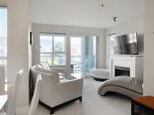 209-1093 Sunset Drive, Kelowna, BC - Indoor Photo Showing Living Room With Fireplace