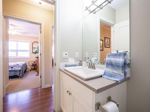 405-3010 35 Street, Vernon, BC - Indoor Photo Showing Bathroom