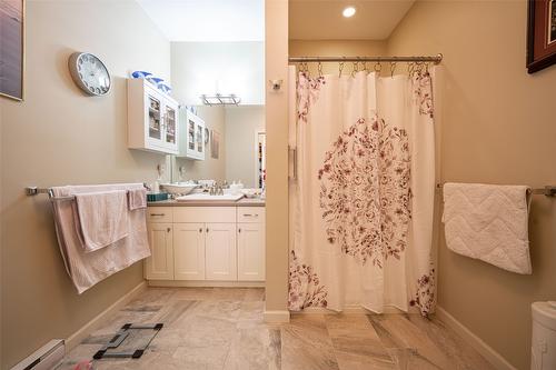 405-3010 35 Street, Vernon, BC - Indoor Photo Showing Bathroom