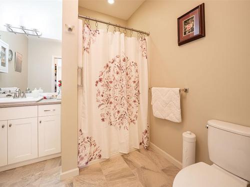 405-3010 35 Street, Vernon, BC - Indoor Photo Showing Bathroom