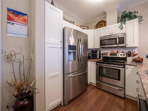 405-3010 35 Street, Vernon, BC - Indoor Photo Showing Kitchen