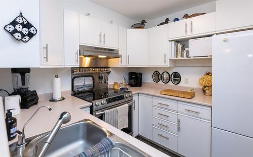 303-101 20Th Street, Salmon Arm, BC - Indoor Photo Showing Kitchen With Double Sink