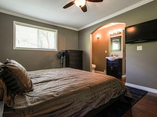 2430 Fairhall Road, Kelowna, BC - Indoor Photo Showing Bedroom