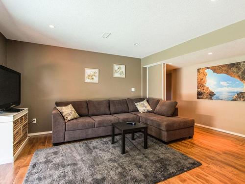 2430 Fairhall Road, Kelowna, BC - Indoor Photo Showing Living Room