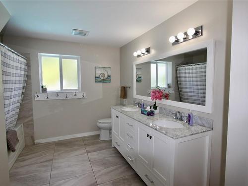 2430 Fairhall Road, Kelowna, BC - Indoor Photo Showing Bathroom