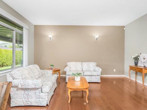 18-6450 Okanagan Landing Road, Vernon, BC - Indoor Photo Showing Living Room