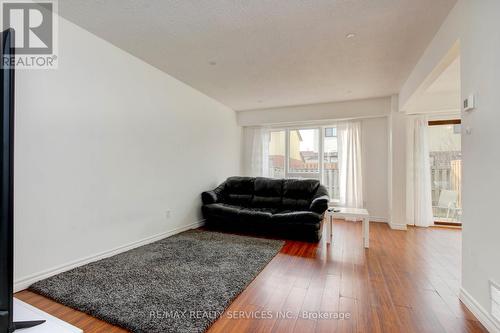 132 - 132 Baronwood Court, Brampton, ON - Indoor Photo Showing Living Room