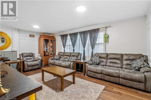1155 Royal York Road, London, ON - Indoor Photo Showing Living Room