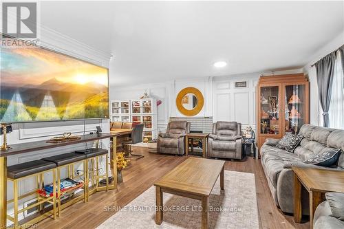 1155 Royal York Road, London, ON - Indoor Photo Showing Living Room