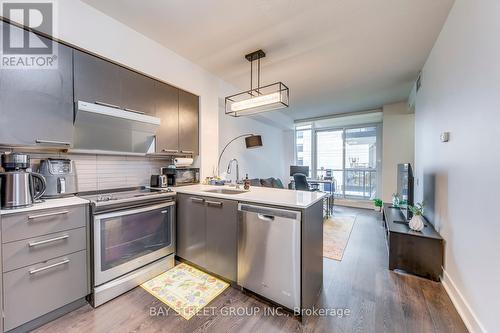 407 - 30 Roehampton Avenue, Toronto, ON - Indoor Photo Showing Kitchen