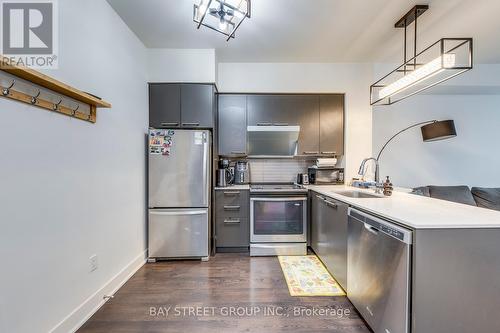 407 - 30 Roehampton Avenue, Toronto, ON - Indoor Photo Showing Kitchen