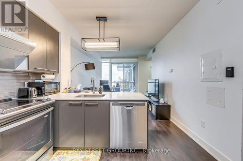 407 - 30 Roehampton Avenue, Toronto, ON - Indoor Photo Showing Kitchen