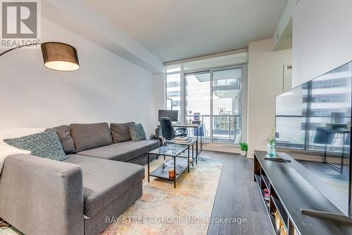 407 - 30 Roehampton Avenue, Toronto, ON - Indoor Photo Showing Living Room