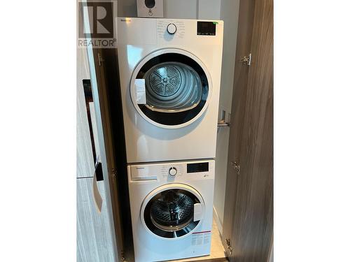 4720 Lougheed Highway, Burnaby, BC - Indoor Photo Showing Laundry Room