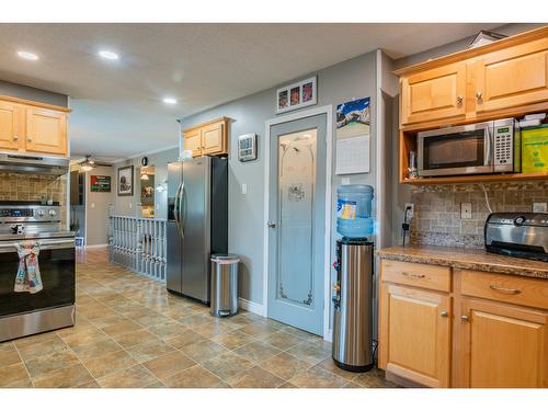 125 Mill Road, Fruitvale, BC - Indoor Photo Showing Kitchen