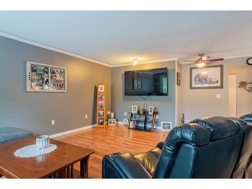 125 Mill Road, Fruitvale, BC - Indoor Photo Showing Living Room