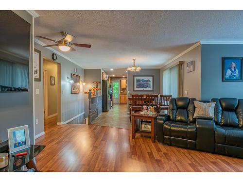 125 Mill Road, Fruitvale, BC - Indoor Photo Showing Living Room