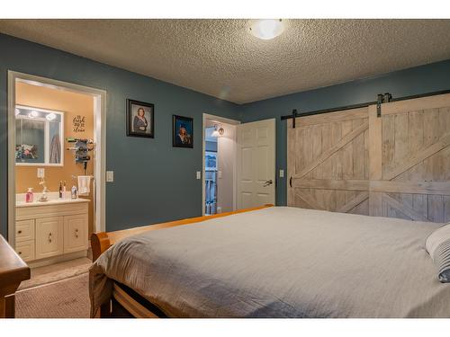 125 Mill Road, Fruitvale, BC - Indoor Photo Showing Bedroom