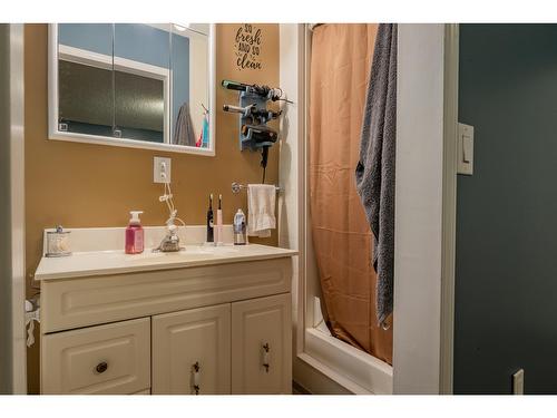 125 Mill Road, Fruitvale, BC - Indoor Photo Showing Bathroom